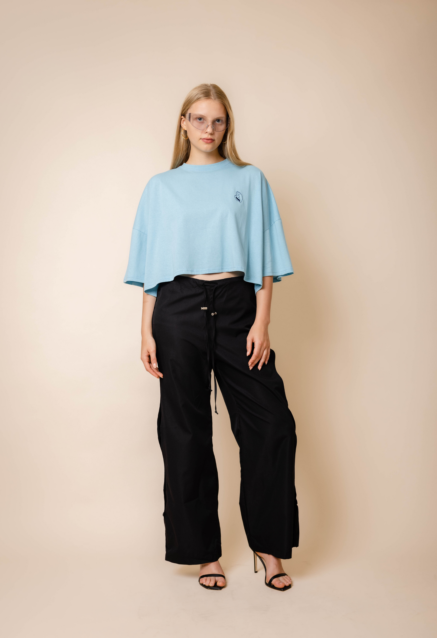 Embroidered Seashell Cropped Tee in Blue