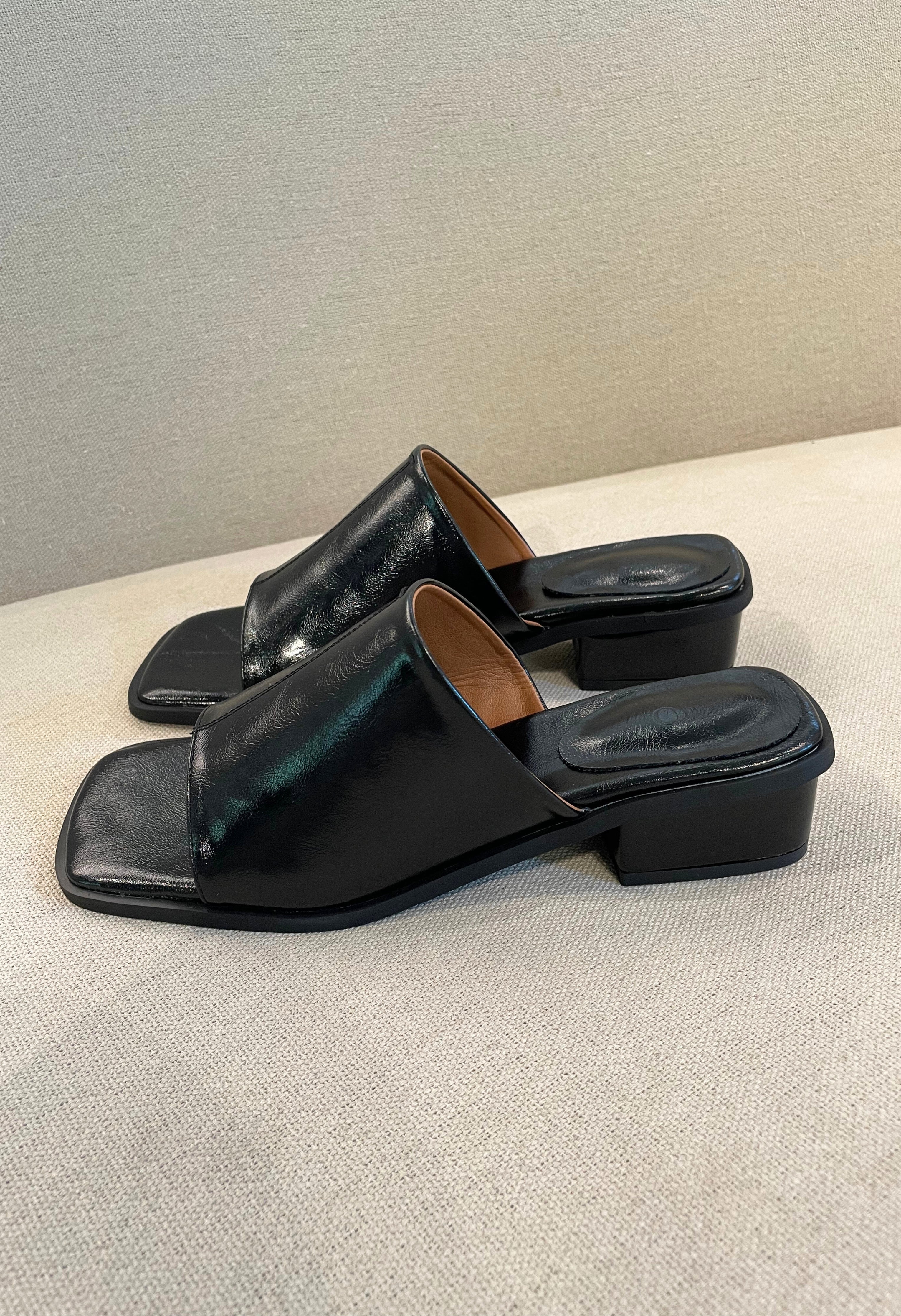 ◆KODAK◆ BREEZE MULE BLACK K5263LSD11BLK Amazon.com | Clarks Breeze Shore Mule, Black Floral, 5